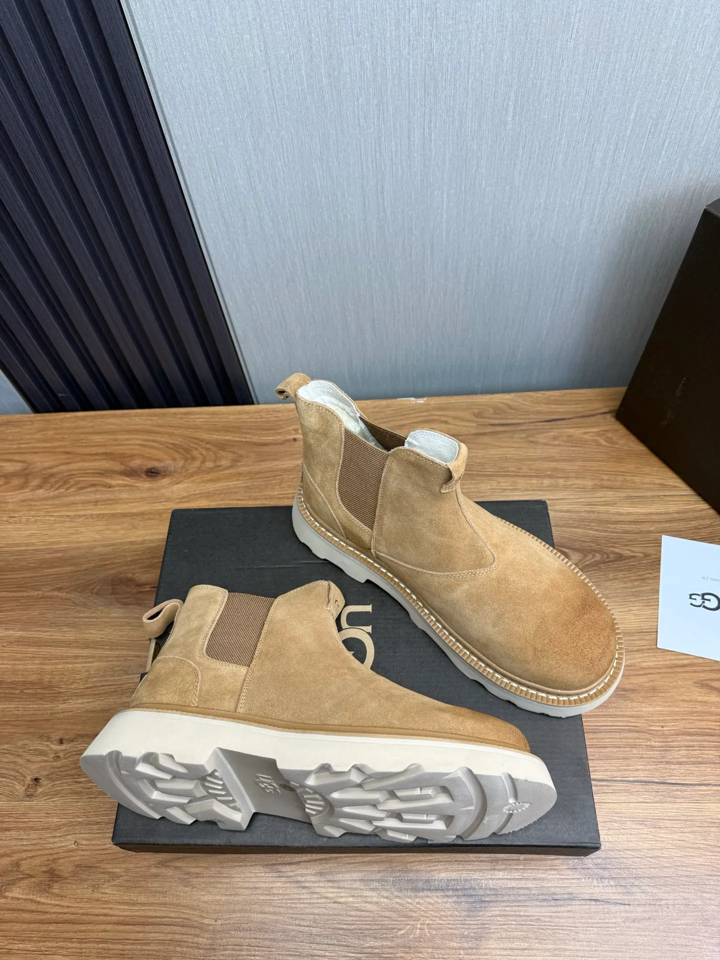 Men's shoes 💰600💰 New UGG fur integrated men's simple and fashionable snow boots. The most worth buying at the end of this year are warm casual shoes. Whether you are out and about at home, their comfortable and warm performance will be your most suitable fashion companion! The material is cowhide upper and imported wool is used inside. Warm and comfortable! The eva+ rubber patch outsole is cushioned, non-slip and wear-resistant, and has good elasticity. It is light and wear-resistant, comfortable and soft, and the new simple cut is more fashionable. It has both practicality and fashion sense, so you no longer have to worry about how to match it in winter, while still maintaining your fashionable taste. High-quality genuine wool. Look at the details for the material! Size: 39-40-41-42-43-44-44 sneaker size